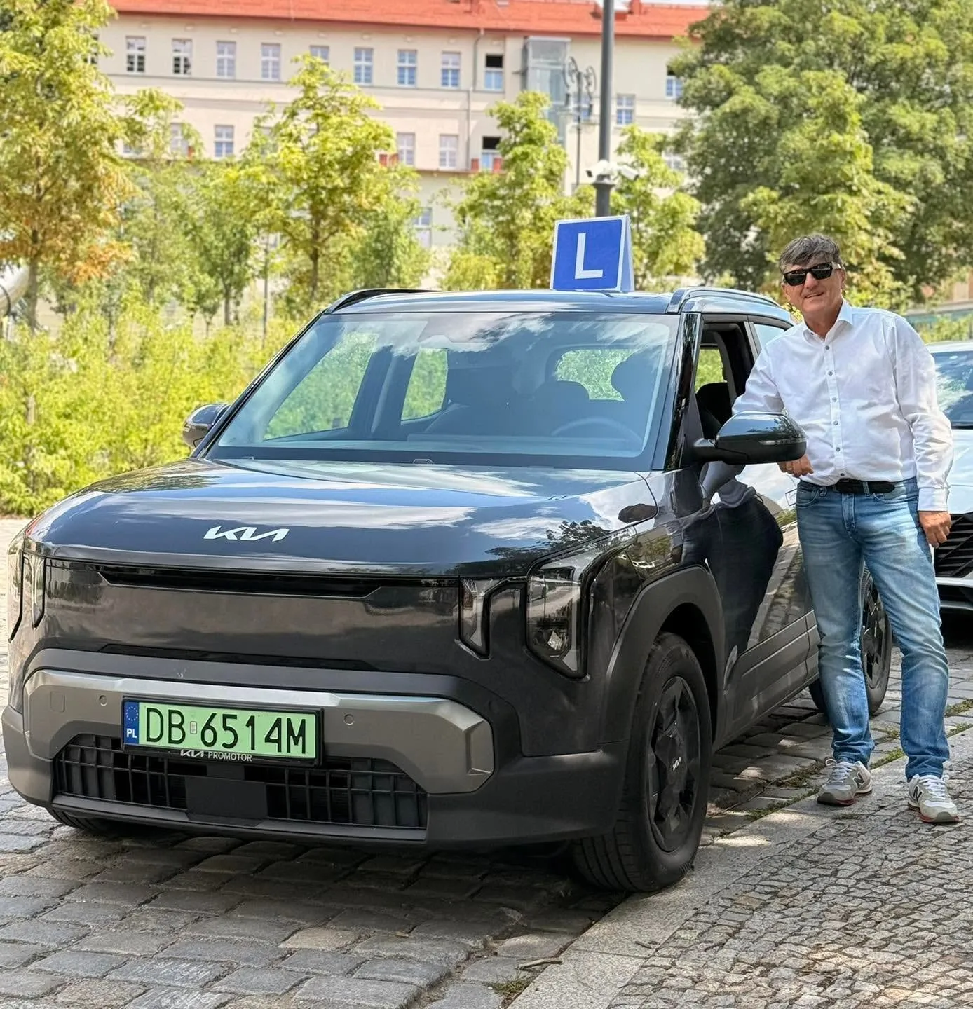 Elektryczna Kia EV2 z tablicą L — nowe auto Auto-Stop do nauki jazdy automatem