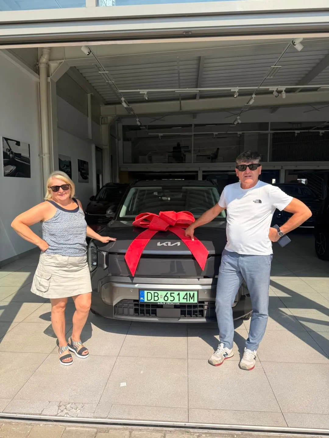 Piotr i Emilia Stokłosa przy nowej, elektrycznej Kii EV2 w salonie